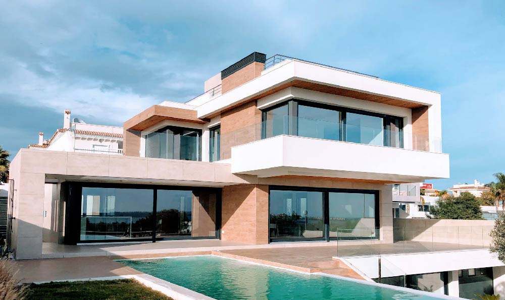 馬克龍與川大學(xué)生熱情打招呼