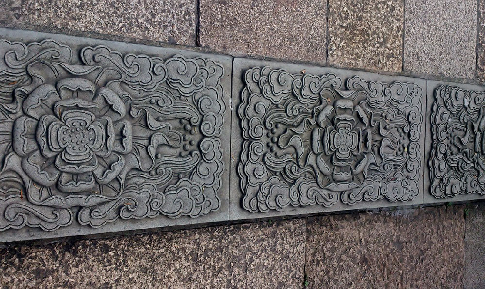 《餐桌适合摆放什么装饰?打造温馨用餐氛围》