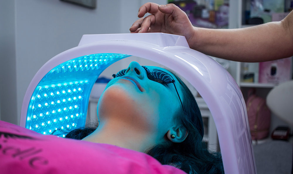 泰州队队员夺冠后手捧奖杯合影