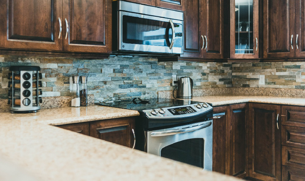 老人高速逆行还疑推婴儿车？交警回应