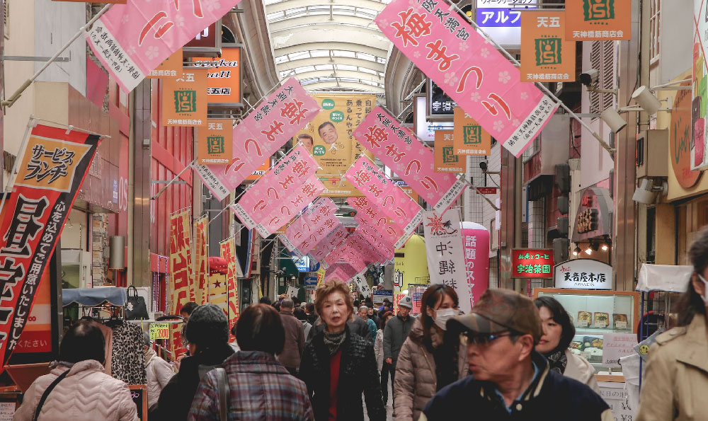 49寸双面吊挂广告机:引领广告行业新趋势