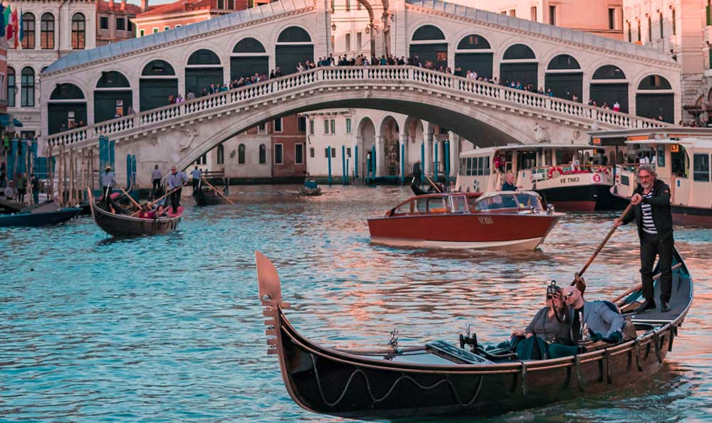 湖北旅游摘莲花（湖北旅游十大必去景区有哪些）