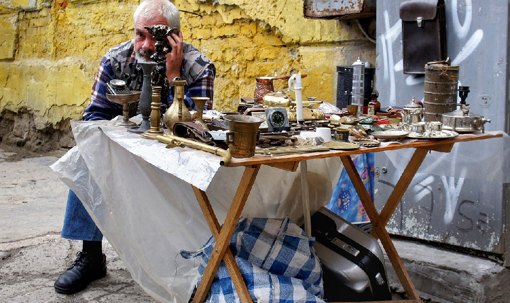 《夜市地摊专用灯:照亮夜晚的小太阳》
