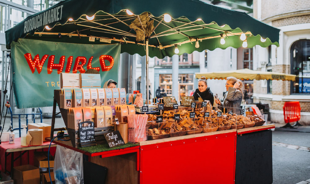 80岁老年人摆地摊