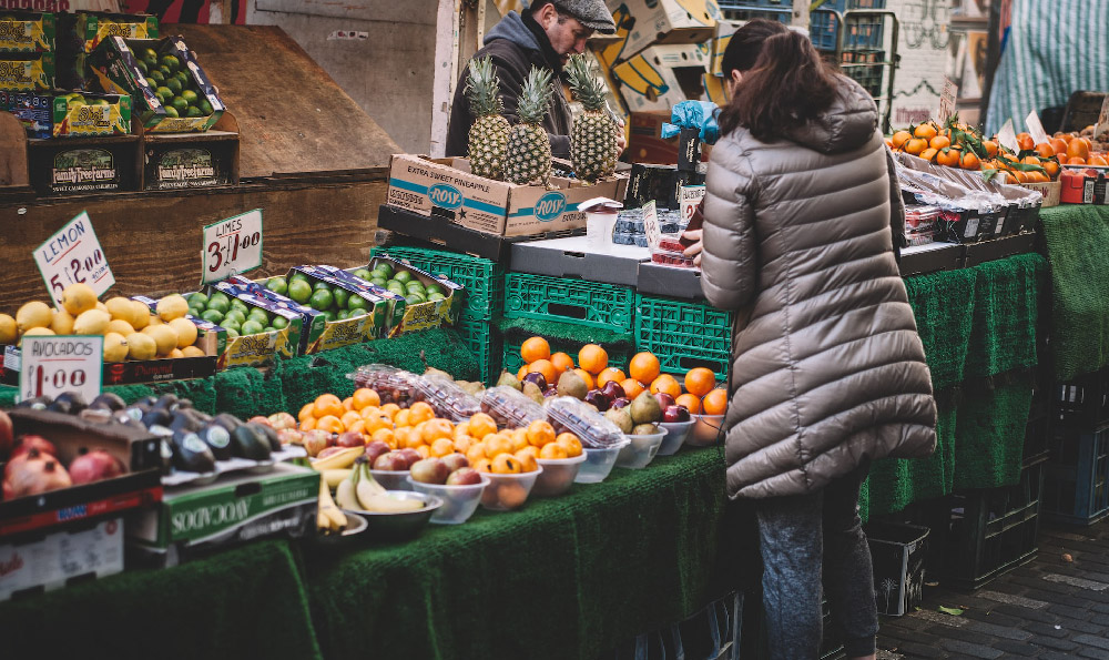 兰花广场地摊生意：摆地摊卖什么最好卖