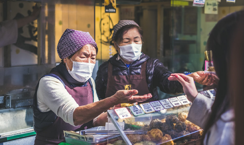 77岁老人摆地摊挣钱（77岁老人摆地摊挣钱吗）