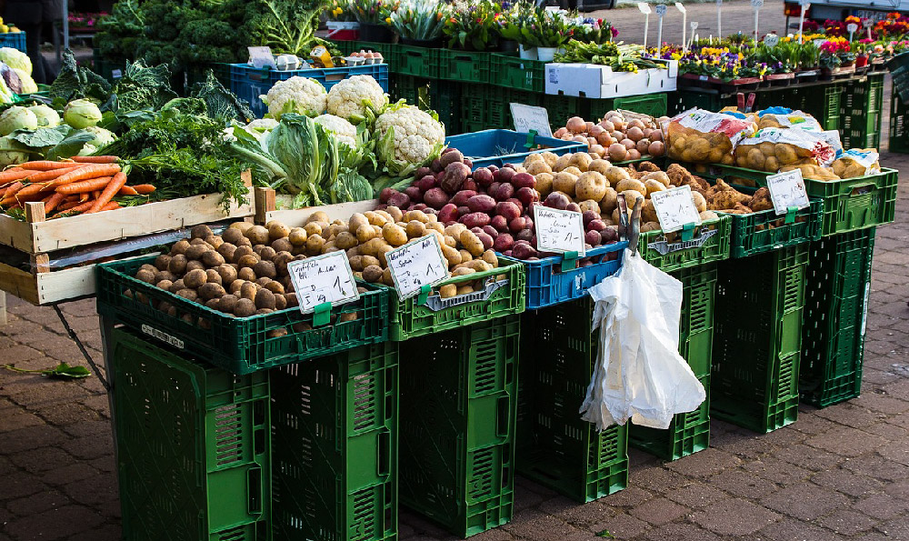 做高档西服的男人摆地摊好吗?