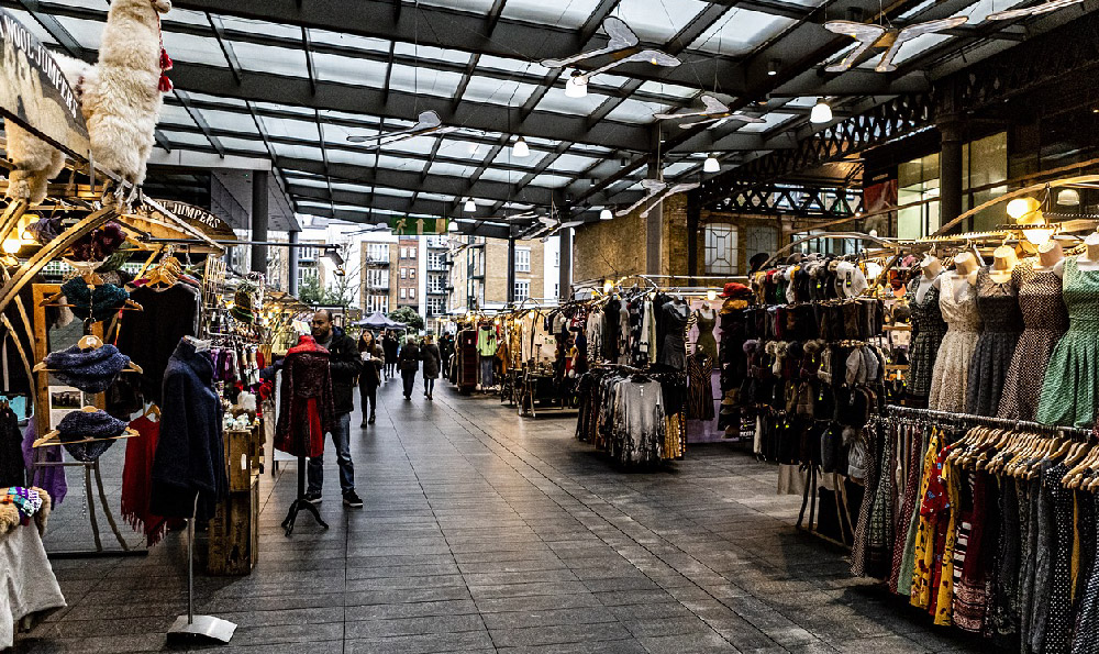 在地摊讨价还价翡翠边角料，翡翠原石买卖市场