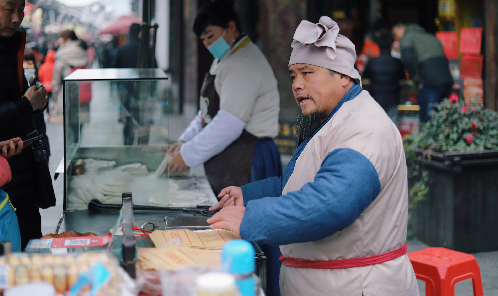 87岁老人摆地摊生意好（87岁老人摆地摊生意好吗）