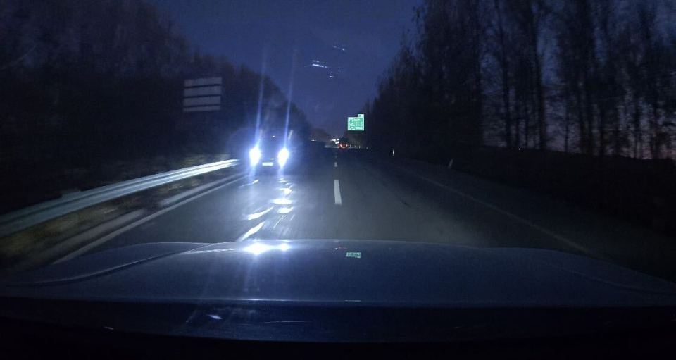 齐齐哈尔高速一SUV开远光逆行