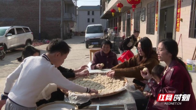 村民抛撒糍粑红包分享新房封顶喜悦 村民抛撒糍粑红包分享新房封顶喜悦