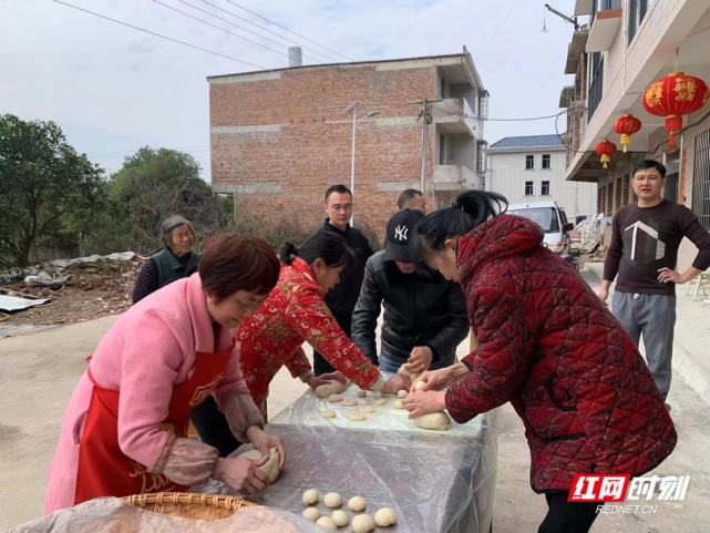 村民抛撒糍粑红包分享新房封顶喜悦 村民抛撒糍粑红包分享新房封顶喜悦