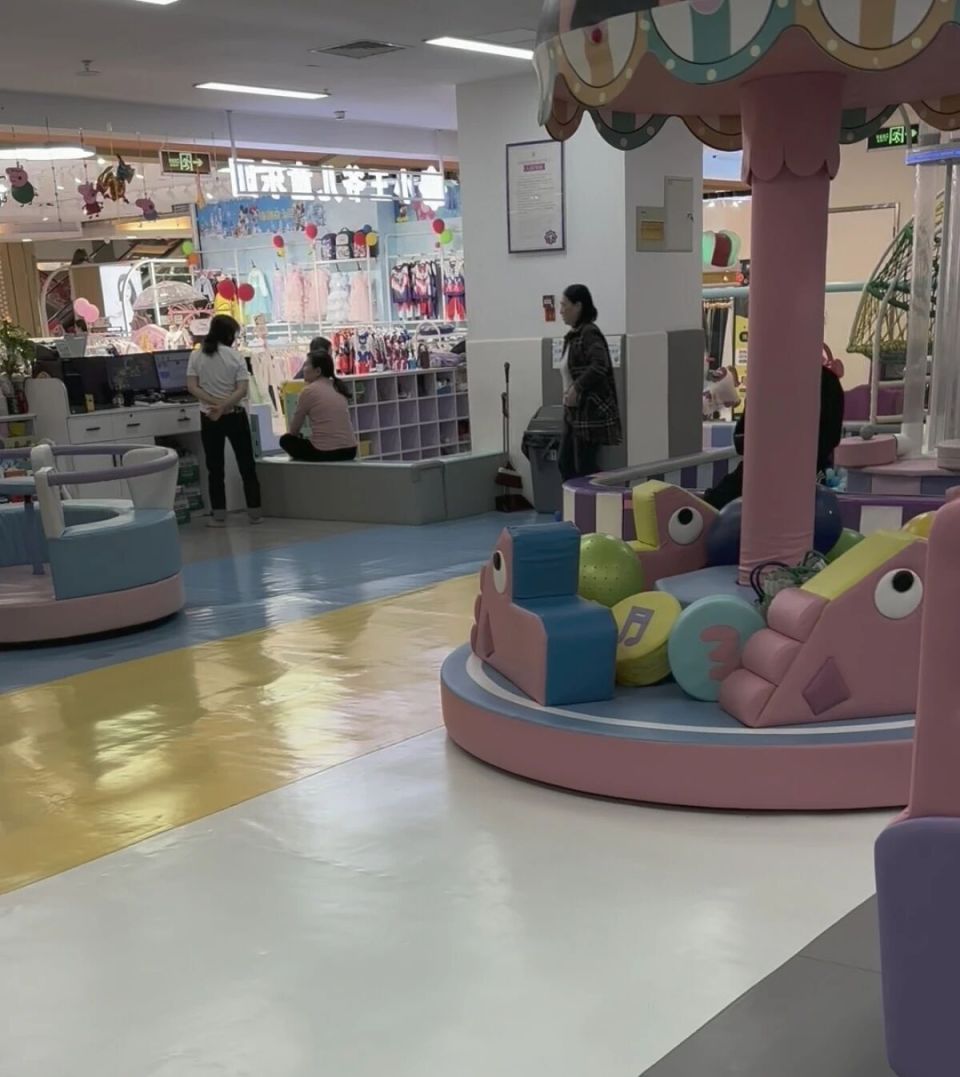 男童游乐场摔伤家长索祛疤费遭拒 男童游乐场摔伤家长索祛疤费遭拒