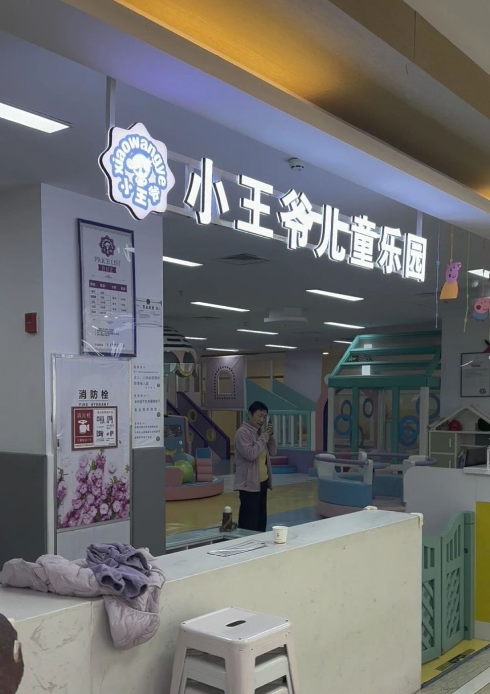 男童游乐场摔伤家长索祛疤费遭拒 男童游乐场摔伤家长索祛疤费遭拒
