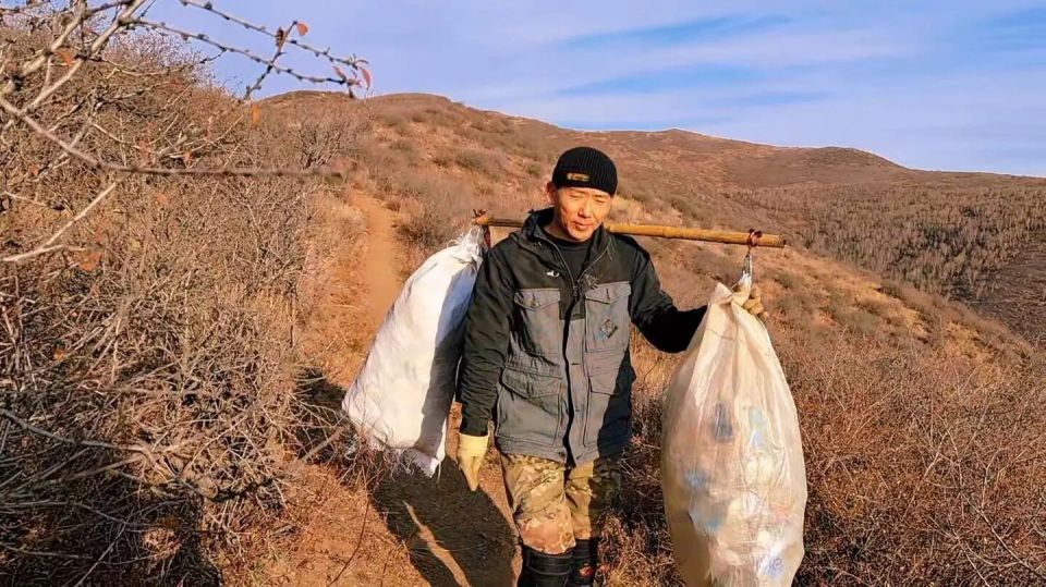 男子10年进山371次捡了2万多斤垃圾 男子10年进山371次捡了2万多斤垃圾