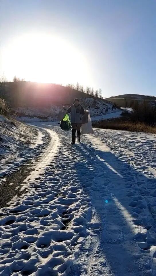 男子10年进山371次捡了2万多斤垃圾 男子10年进山371次捡了2万多斤垃圾