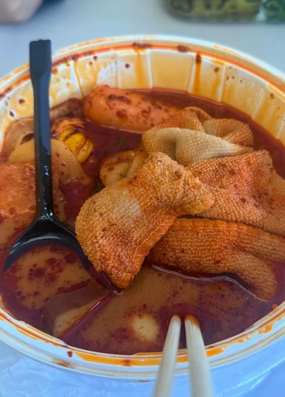 麻辣烫吃出整块抹布?门店:考虑报警 麻辣烫吃出整块抹布?门店:考虑报警