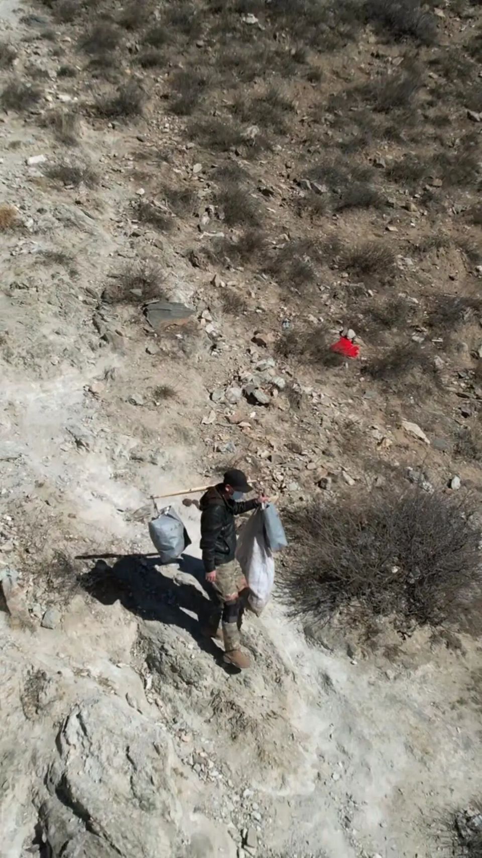 男子10年进山371次捡了2万多斤垃圾 男子10年进山371次捡了2万多斤垃圾