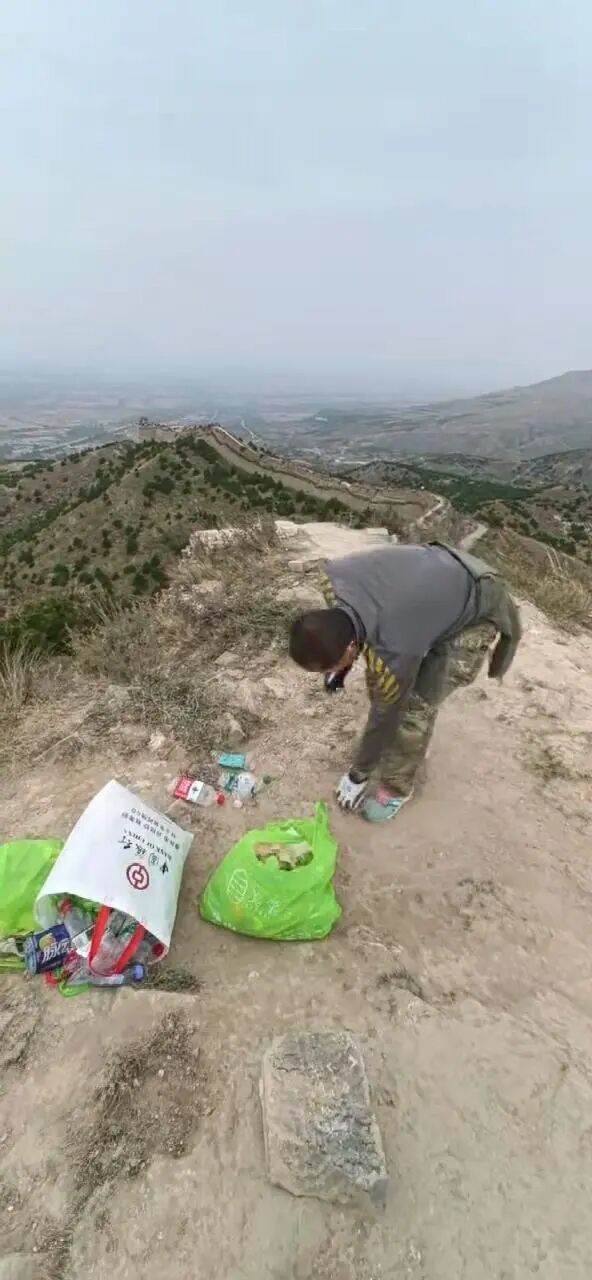 男子10年进山371次捡了2万多斤垃圾 男子10年进山371次捡了2万多斤垃圾