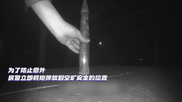 老人捡生锈炮弹淡定拿到派出所上交 老人捡生锈炮弹淡定拿到派出所上交