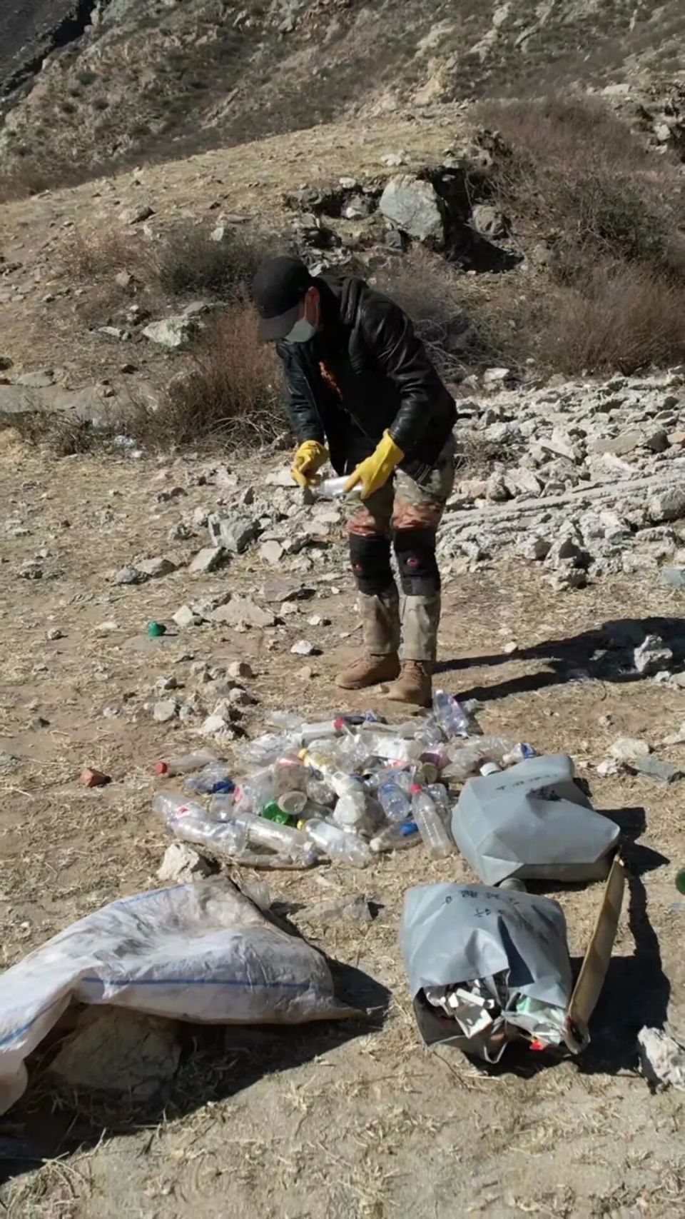 男子10年进山371次捡了2万多斤垃圾 男子10年进山371次捡了2万多斤垃圾