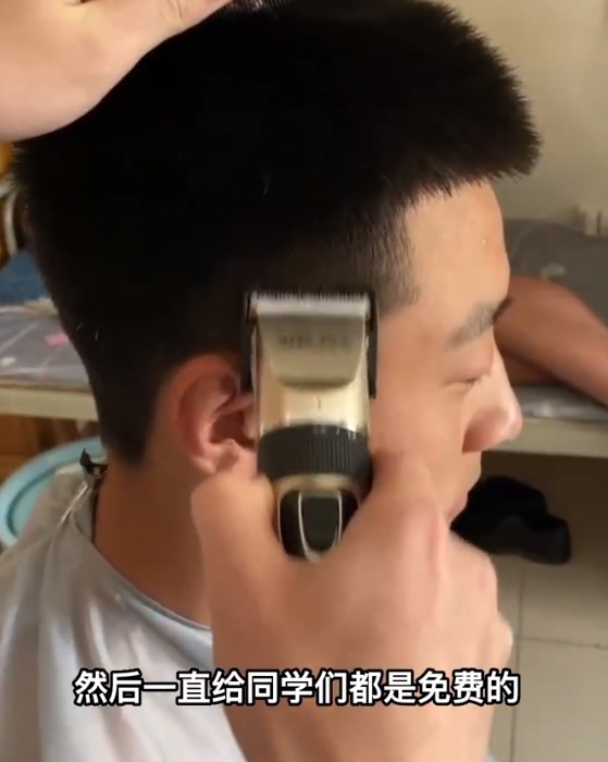 体育老师苦练技术为学生免费理发 体育老师苦练技术为学生免费理发