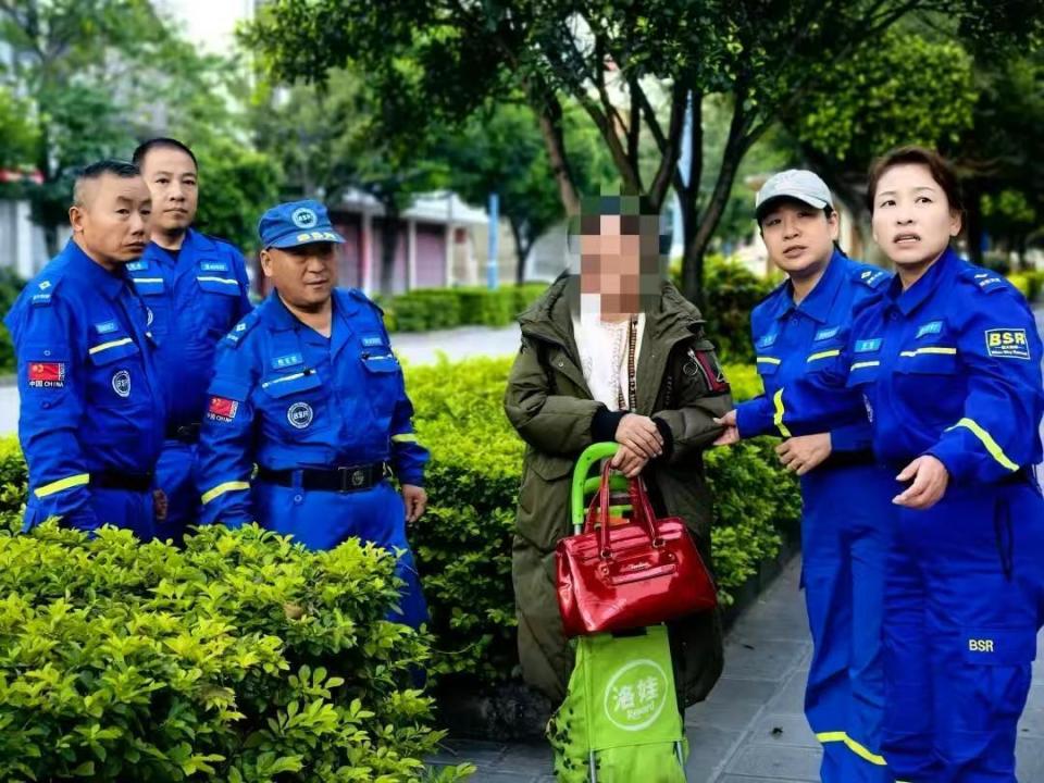 8人自费1万开车护送走失女子回家 8人自费1万开车护送走失女子回家