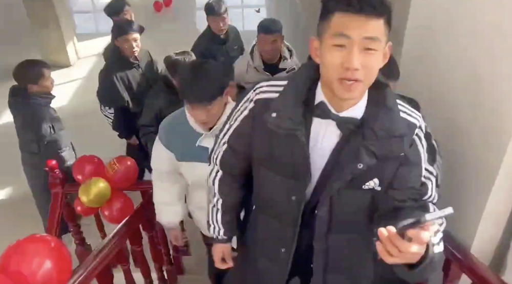 2个弟弟送姐姐出嫁吃分家饭时憋笑