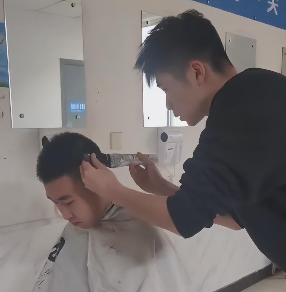 体育老师苦练技术为学生免费理发 体育老师苦练技术为学生免费理发