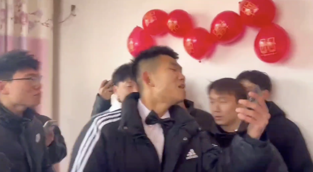 2个弟弟送姐姐出嫁吃分家饭时憋笑