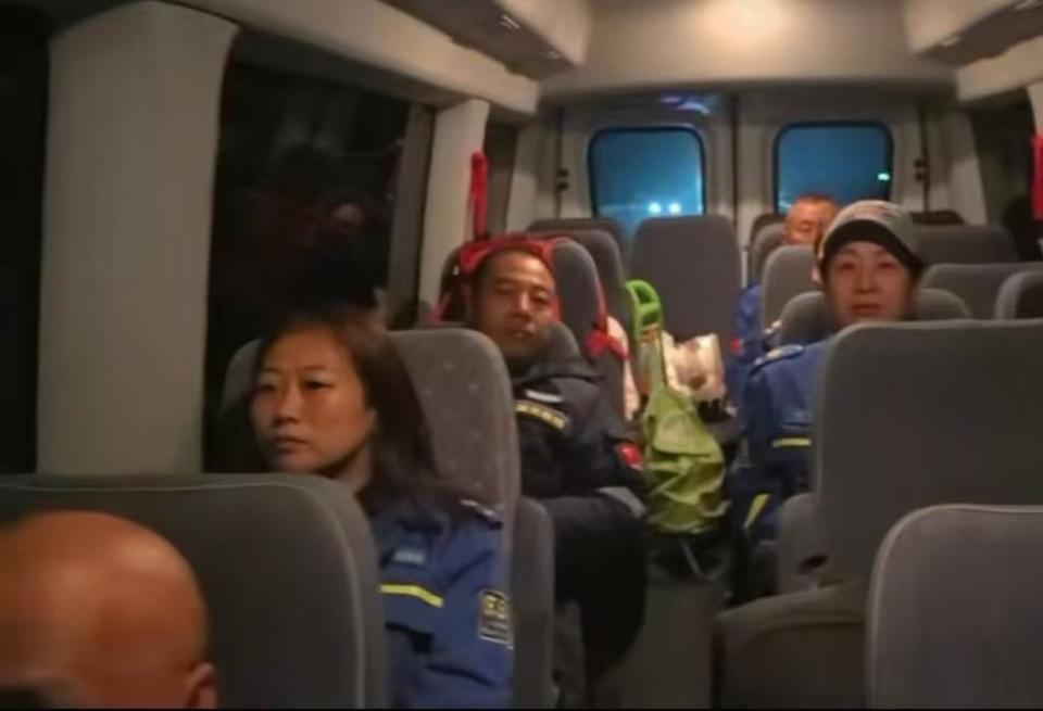 8人自费1万开车护送走失女子回家