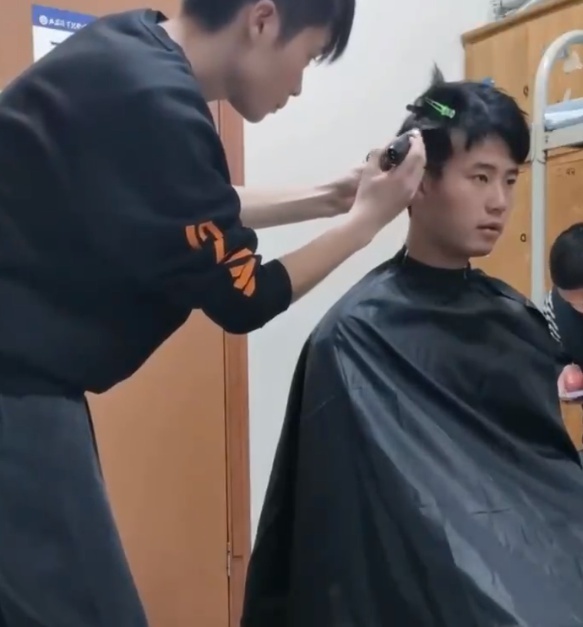 体育老师苦练技术为学生免费理发