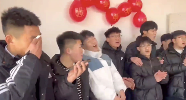 2个弟弟送姐姐出嫁吃分家饭时憋笑