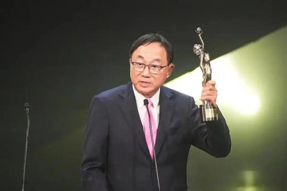 82岁影帝许冠文一年获2个博士学位 82岁影帝许冠文一年获2个博士学位