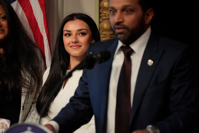 FBI局长被指调政府专机去看女友表演