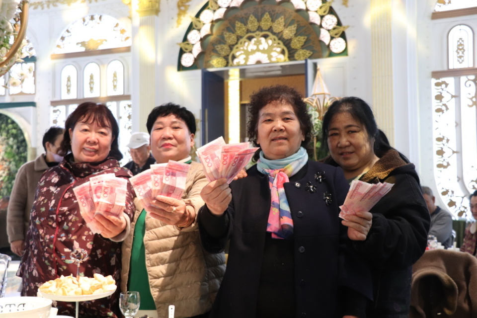 村庄给老人发40万:已连续发了19年 村庄给老人发40万:已连续发了19年