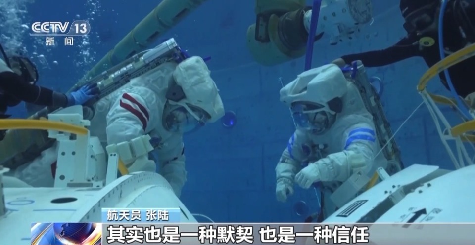 新“太空出差三人组”眼中的彼此 新“太空出差三人组”眼中的彼此