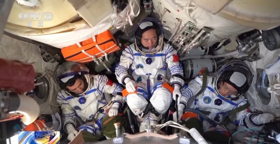 新“太空出差三人组”眼中的彼此 新“太空出差三人组”眼中的彼此