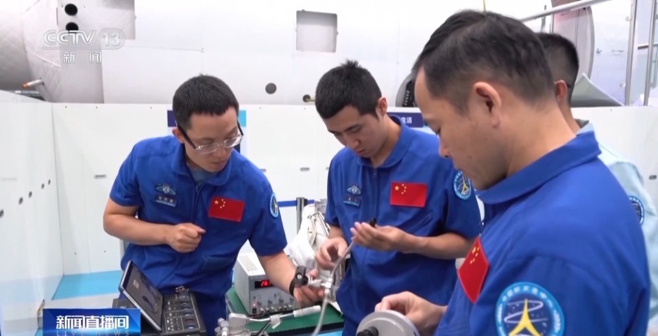 新“太空出差三人组”眼中的彼此 新“太空出差三人组”眼中的彼此