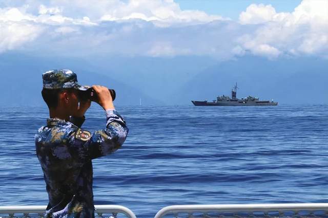 董军罕见身穿便服现身