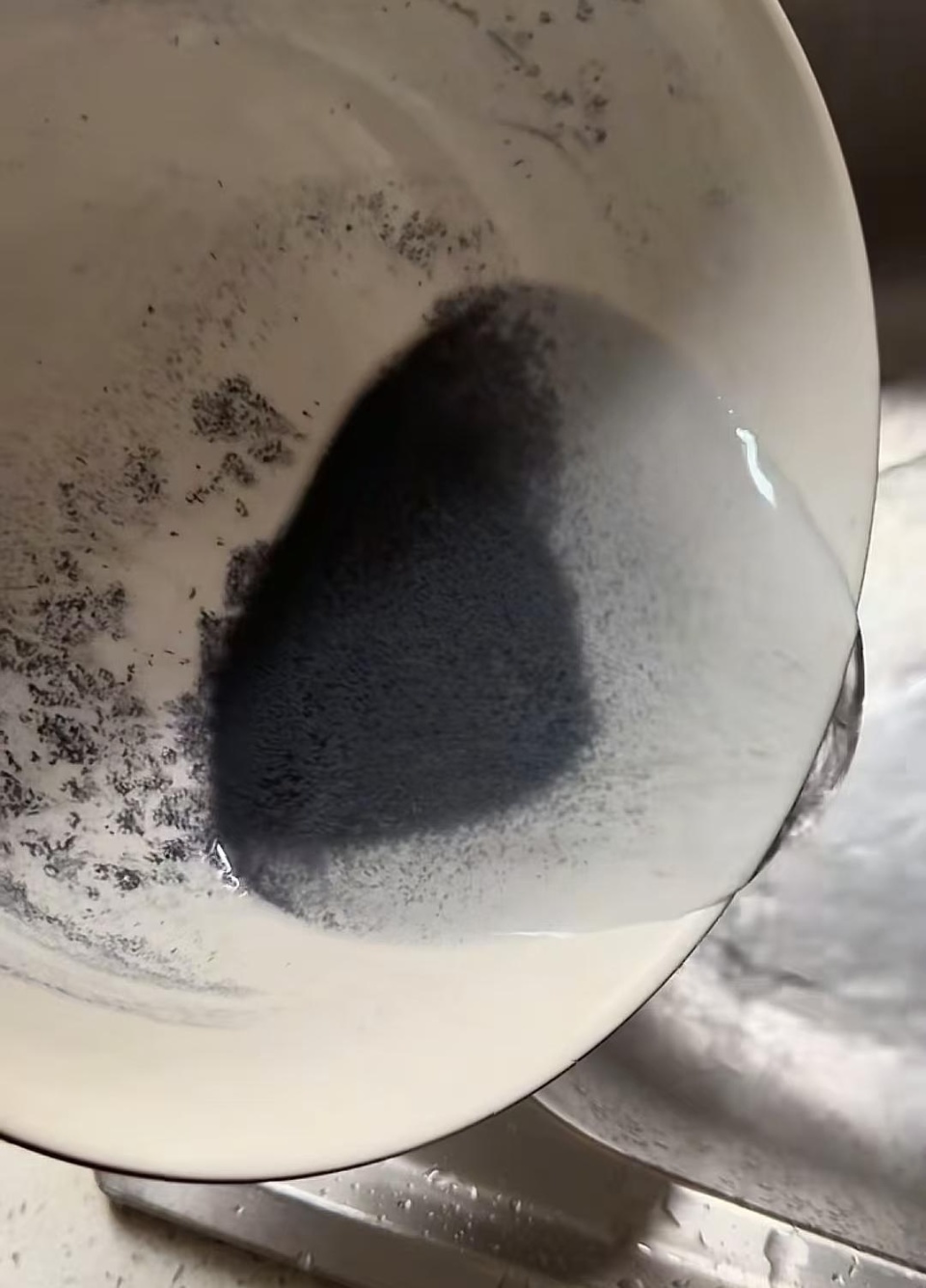 居民家自来水有蓝色沉淀物当地回应 居民家自来水有蓝色沉淀物当地回应