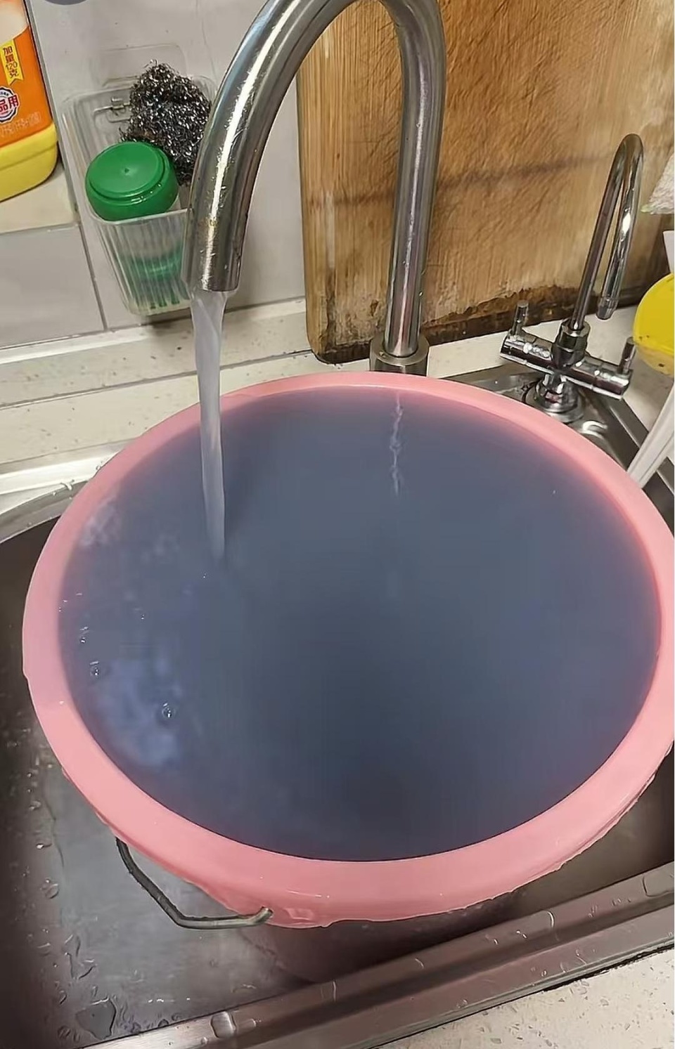 居民家自来水有蓝色沉淀物当地回应 居民家自来水有蓝色沉淀物当地回应