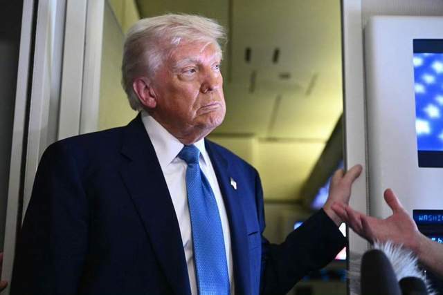 董军罕见身穿便服现身