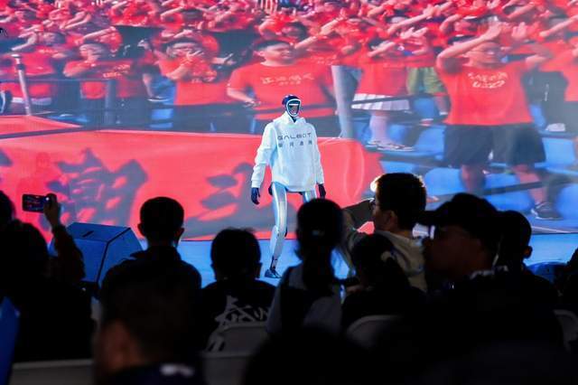 苏超决赛“岳家军”“穆桂英”同框 苏超决赛“岳家军”“穆桂英”同框