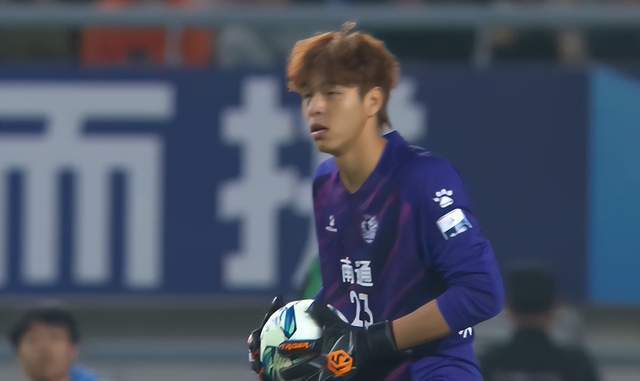 苏超决赛“岳家军”“穆桂英”同框 苏超决赛“岳家军”“穆桂英”同框