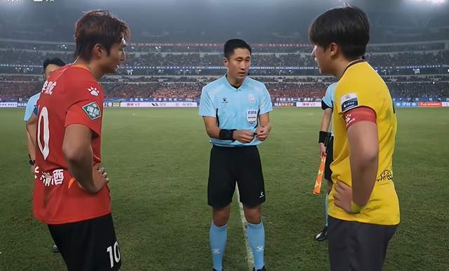 苏超决赛“岳家军”“穆桂英”同框