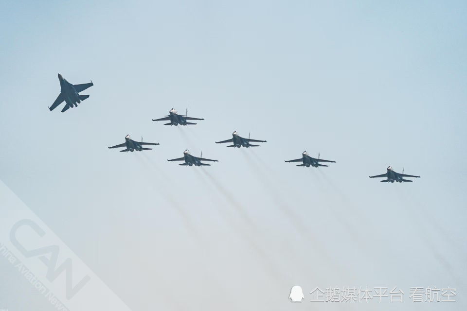 俄勇士飞行表演队炫特技“落叶飘” 俄勇士飞行表演队炫特技“落叶飘”