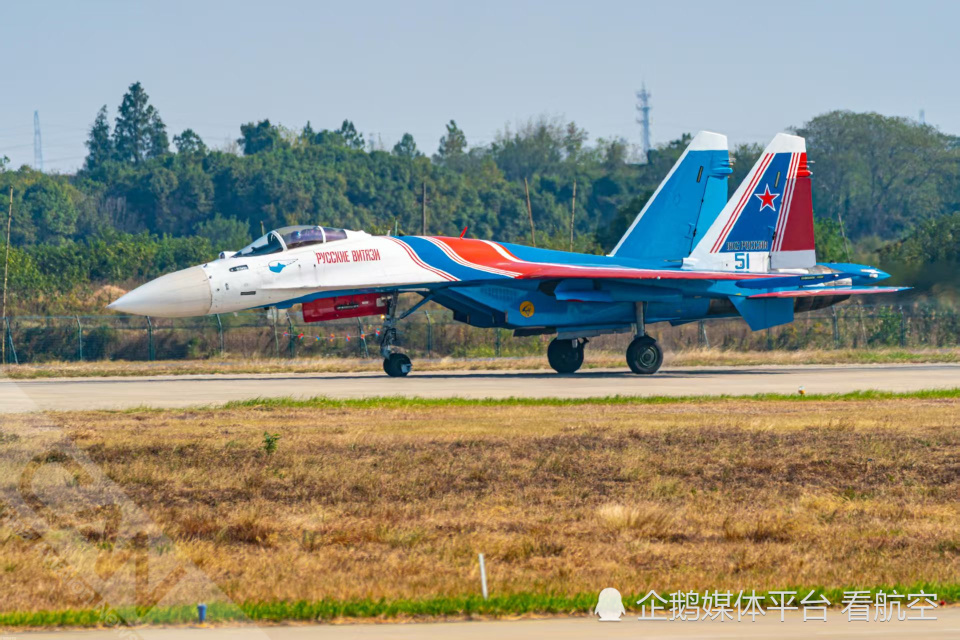 俄勇士飞行表演队炫特技“落叶飘” 俄勇士飞行表演队炫特技“落叶飘”
