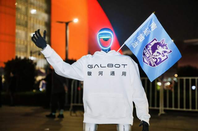 苏超决赛“岳家军”“穆桂英”同框 苏超决赛“岳家军”“穆桂英”同框