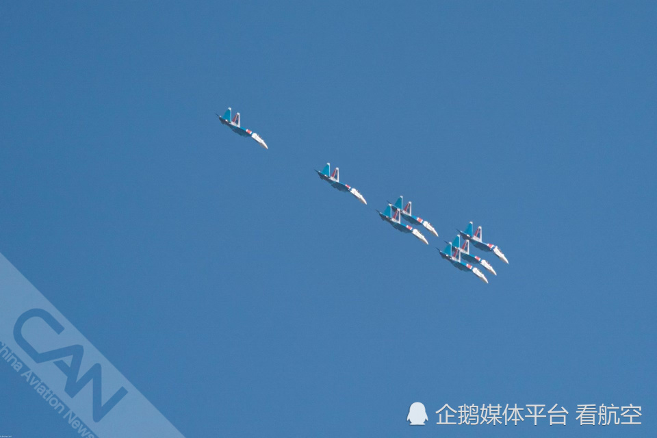 俄勇士飞行表演队炫特技“落叶飘” 俄勇士飞行表演队炫特技“落叶飘”